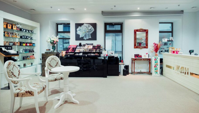 Київ, ЖК «Новопечерські Липки» (вул. Андрія Верхогляда, 7, навпроти магазину «Сільпо»)